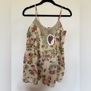 NWT Magazine Floral Lace Trim Women’s Top Medium

LOT C